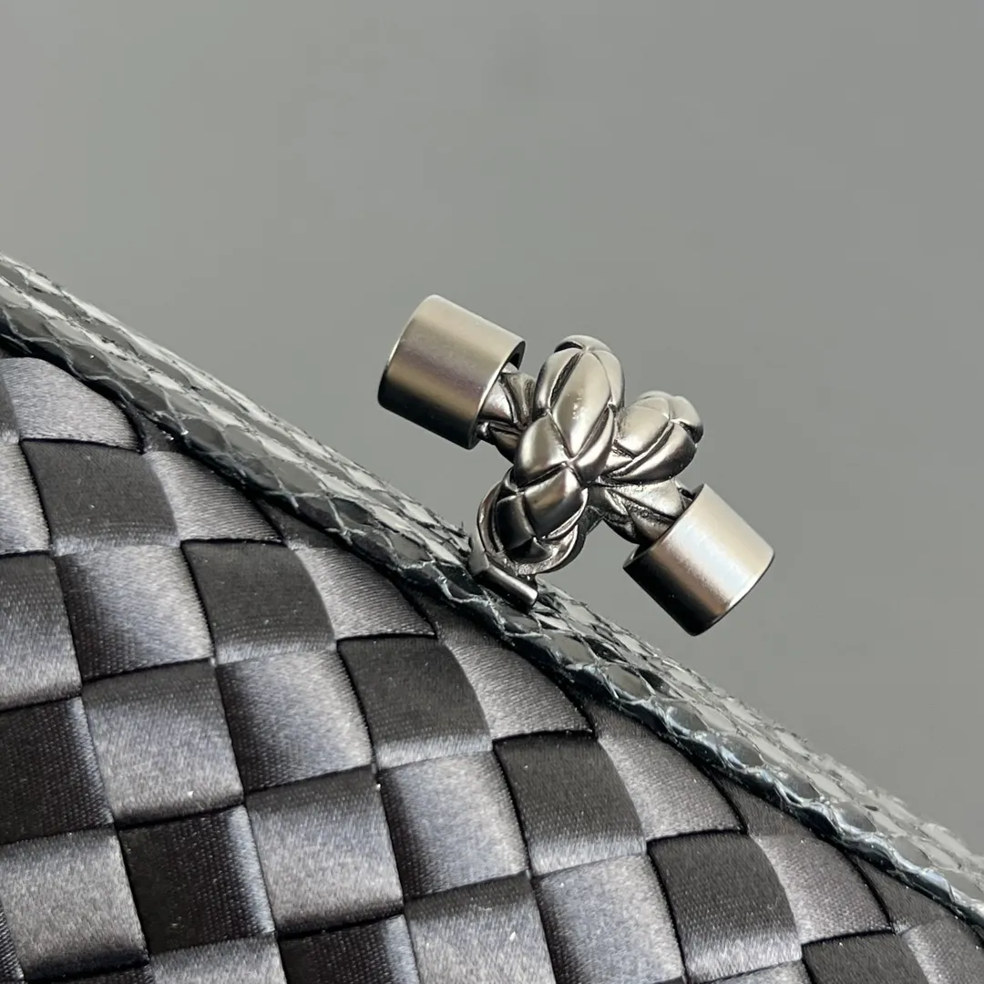 Batch 960 #BV Knot woven evening bag series~ (8651 16cm) Each bag reveals exquisite elegance💫Iconic classic silk weaving➕snake skin trim, with knot buckle, soft and delicate feel. The design is small and exquisite, low-key without logo, elegant and elegant. Paired with evening dress or cheongsam, it has the atmosphere of a famous and wealthy lady, full of aura and invincible texture💃 Dimensions: 16x10x5